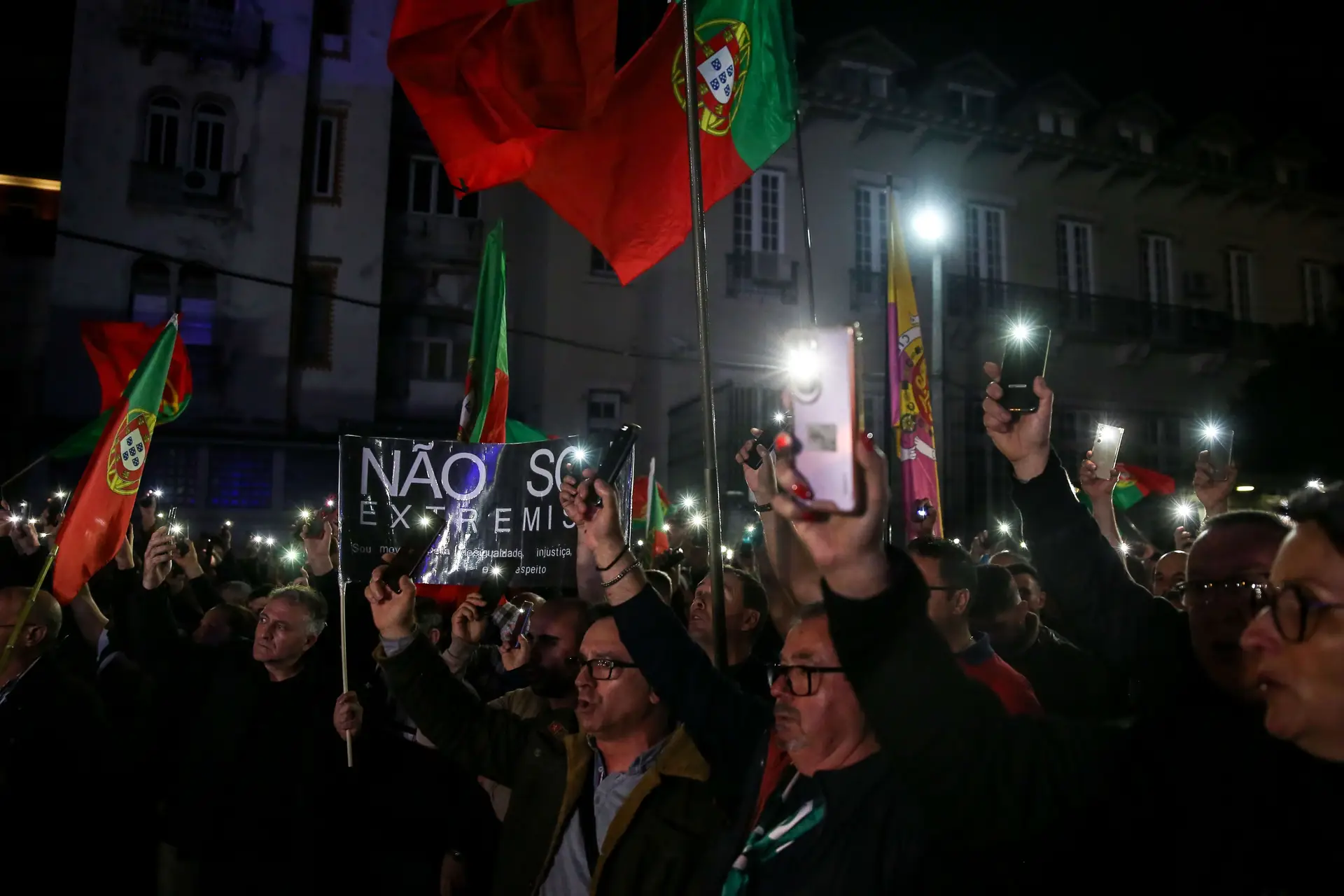 Legislativas 2024 - Membros da PSP e da GNR protestam em frente ao Capitólio, onde decorreu o debate entre Pedro Nuno Santos e Luis Montenegro.