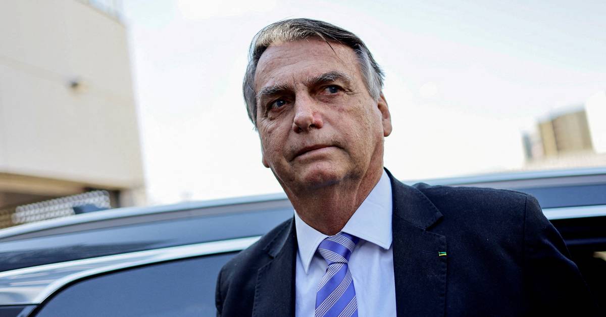 Quatro dias depois de ficar sem passaporte, Bolsonaro passou duas noites na embaixada da Hungria