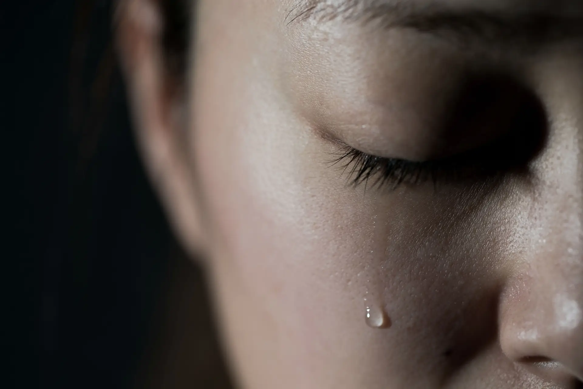 Há poder na tristeza de uma mulher? Sim, lágrimas podem “reduzir a agressividade masculina”