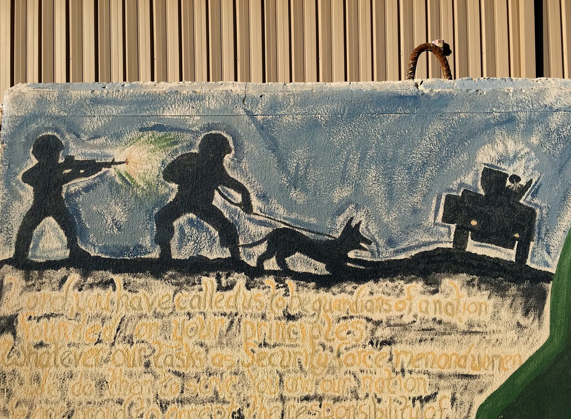 GUERRA. Imagem de 2016 de um mural pintado por militares norte-americanos numa base secreta no Golfo Pérsico, a partir da qual eram lançados ataques de drones contra alvos na Síria e no Iraque