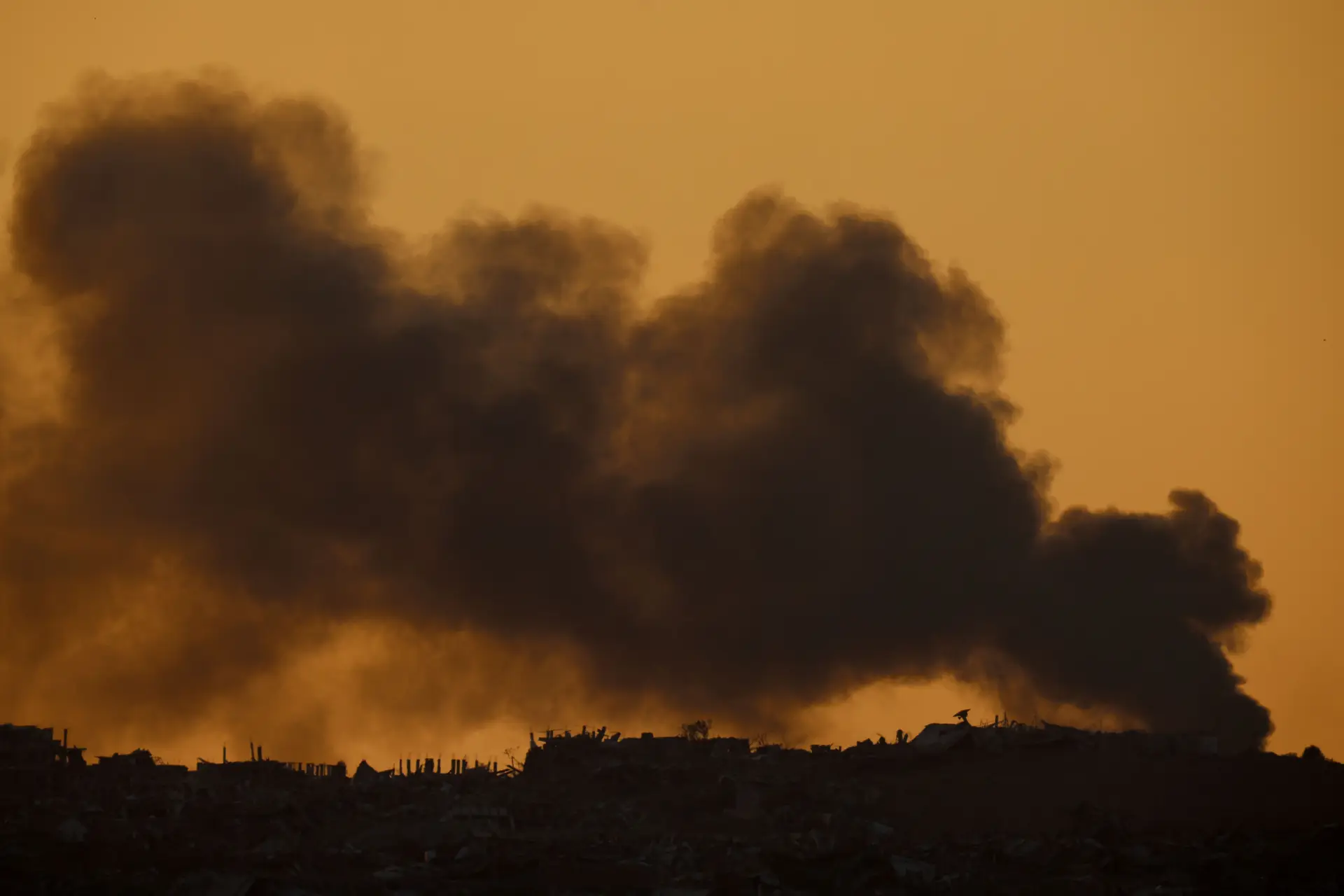 Fumo proveniente dos combates na Faixa de Gaza