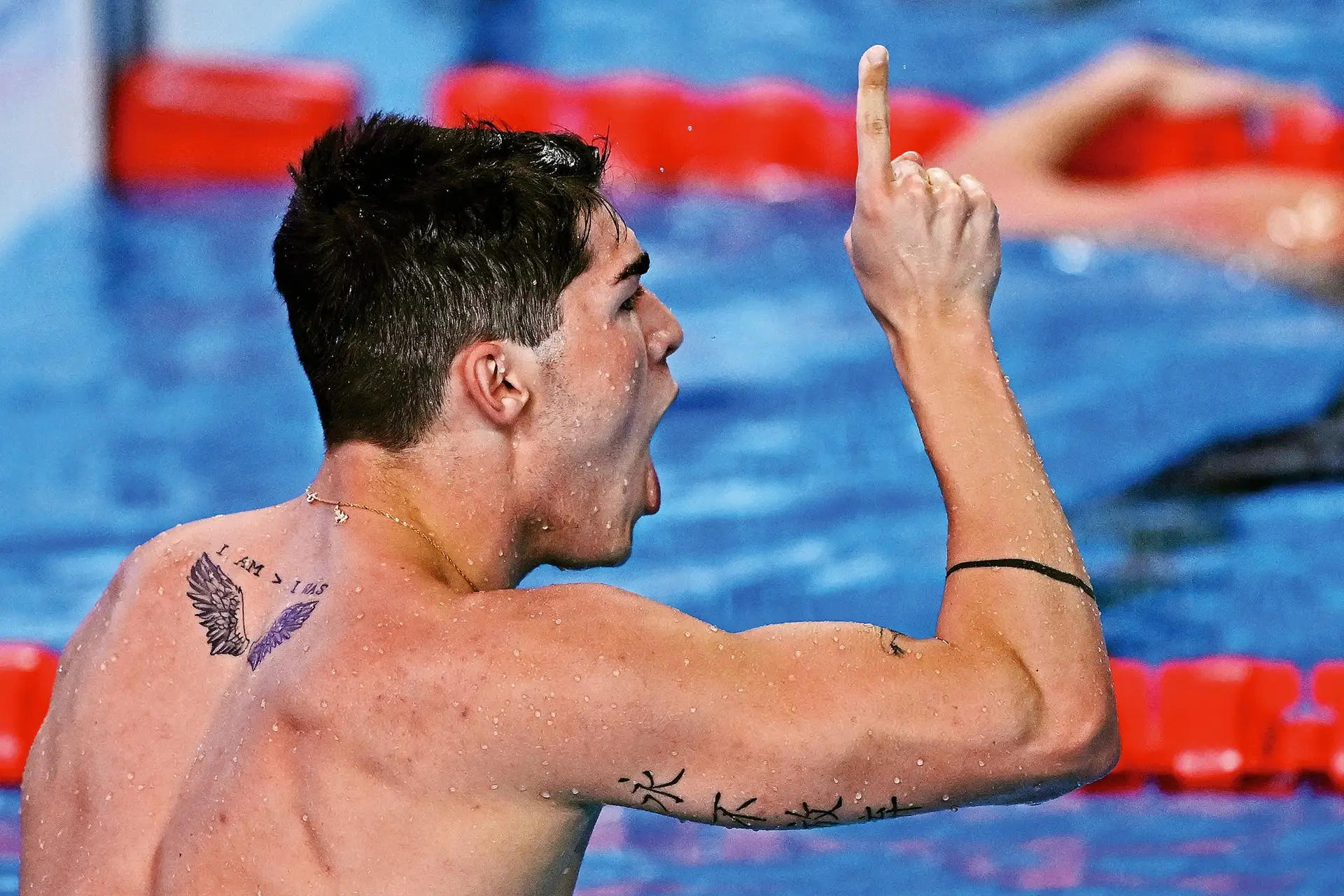 Aos 19 anos, o nadador de Coimbra ganhou as medalhas de ouro nos 50 e 100 metros mariposa dos Mundiais