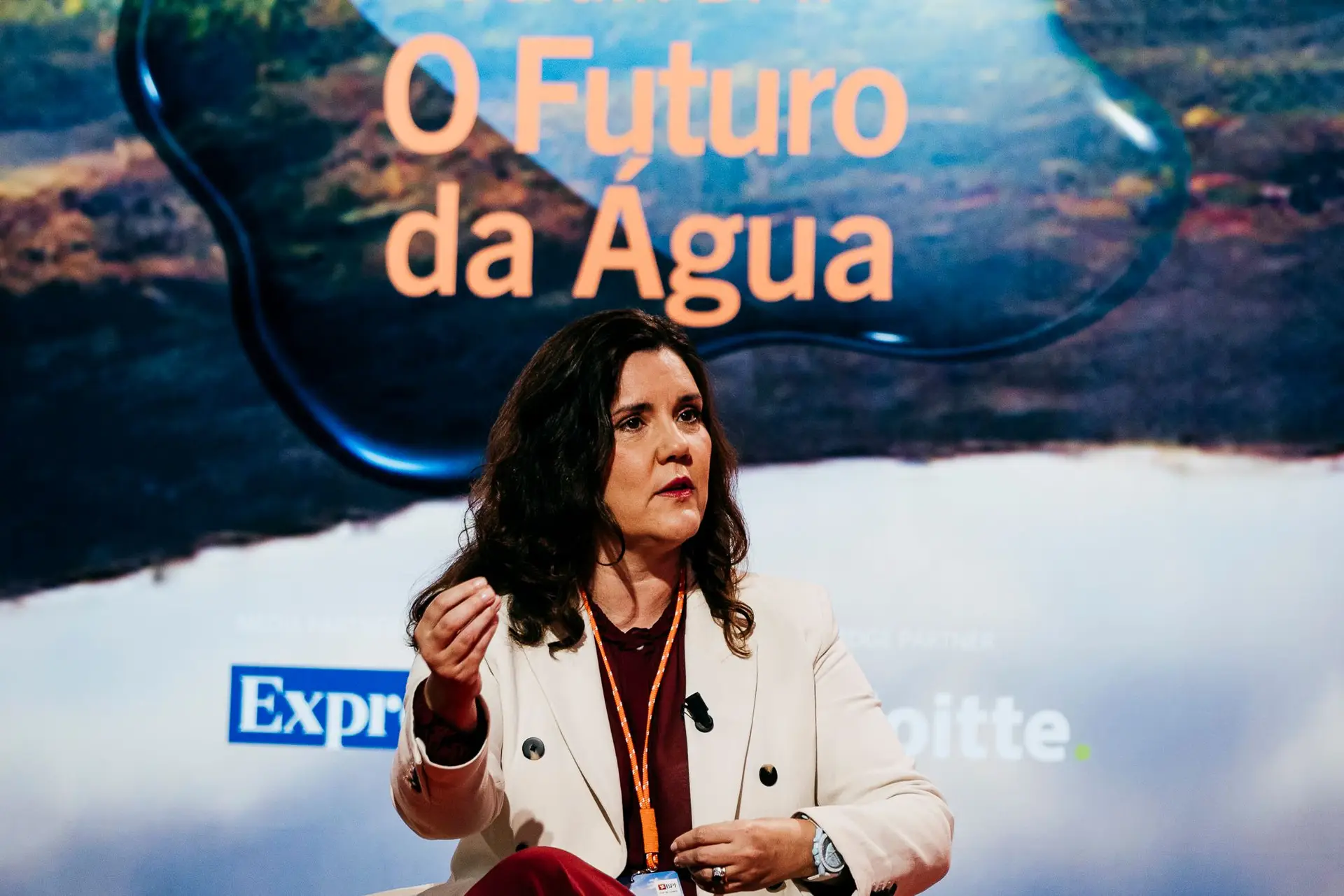assun-o-cristas-portugal-ou-se-transforma-ou-se-conforma-expresso