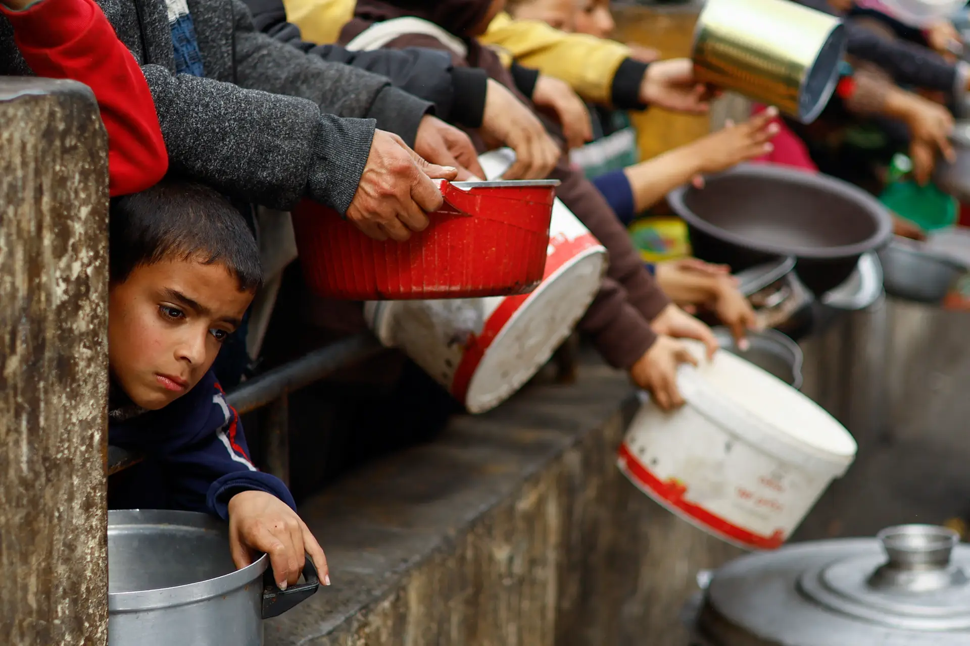 Distribuição de comida em Rafah, no sul da Faixa de Gaza