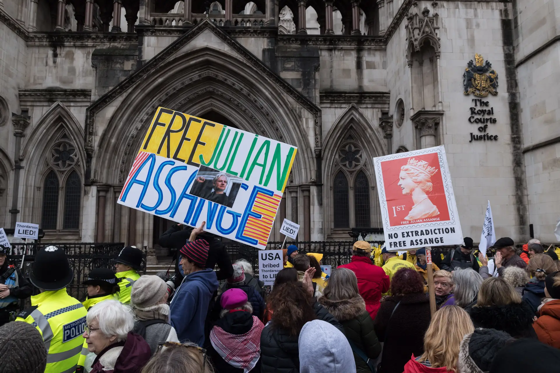 Manifestação à porta do Tribunal londrino contra a extradição de Julian Assange para os Estados Unidos 
