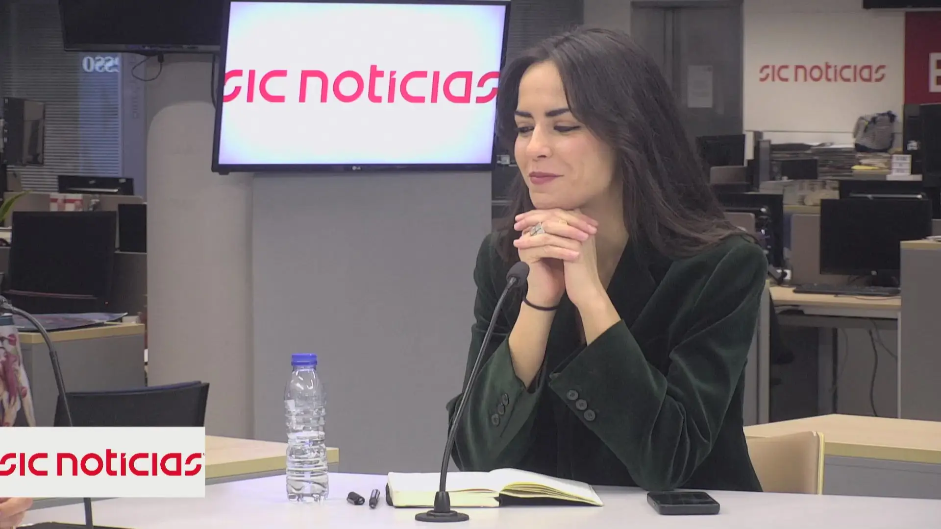 "É extraordinário que Passos seja o grande tema" da campanha que "parece o concurso Miss Universo" e a "falta de coragem" dos candidatos
