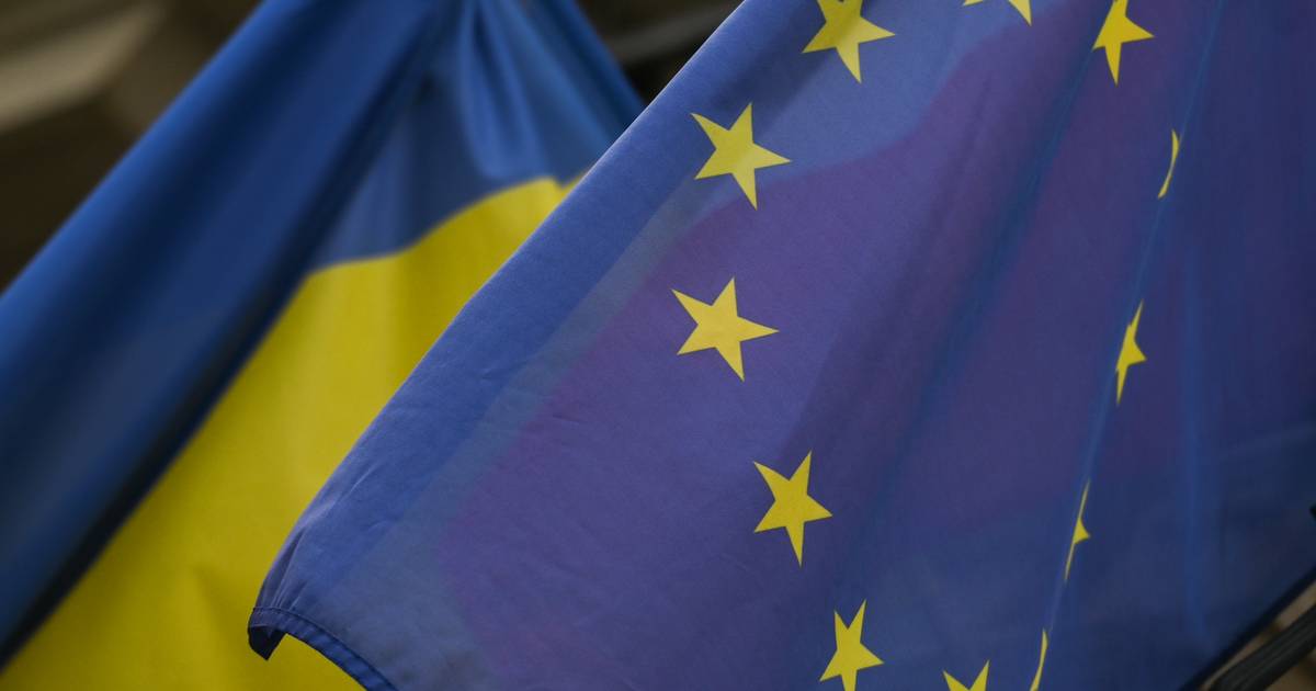 Parlamento Europeu e Comissão substituíram as bandeiras dos países da UE pelas da Ucrânia para marcar início do conflito na Ucrânia