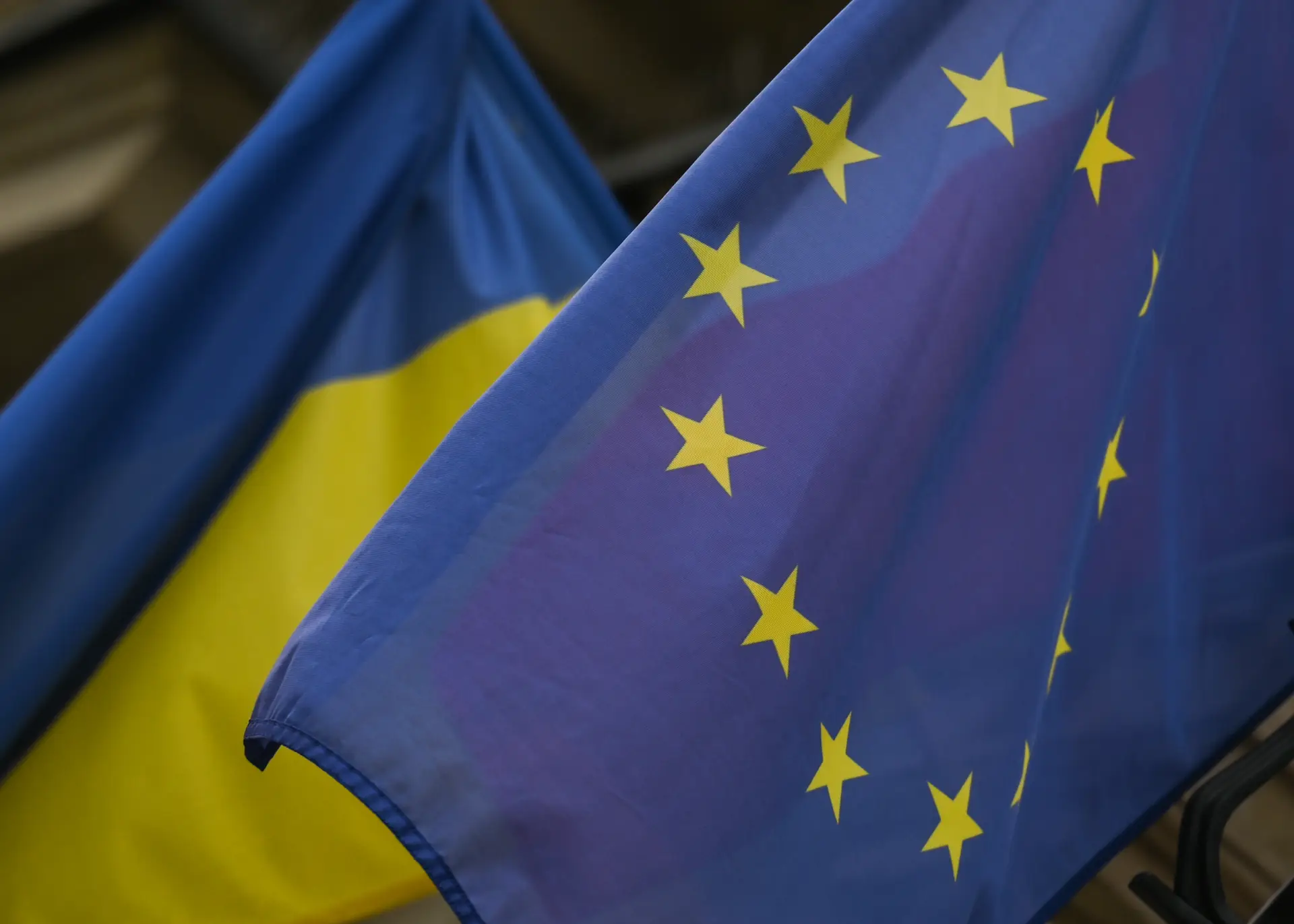 Parlamento Europeu e Comissão substituíram as bandeiras dos países da UE pelas da Ucrânia para marcar início do conflito na Ucrânia