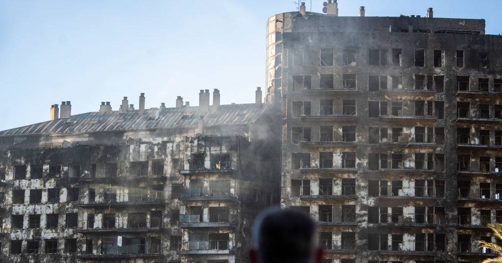 “Quando acontece uma situação destas tudo falhou”: material da fachada acelerou fogo que consumiu edifício em Valência