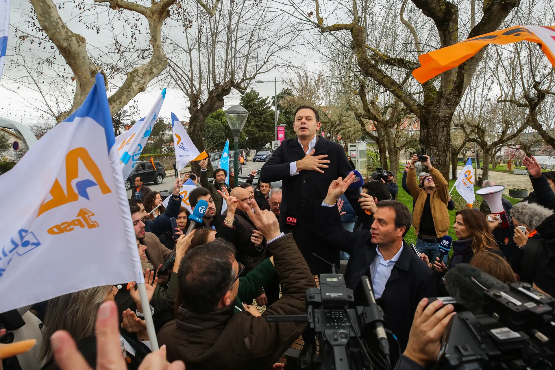 O candidato Montenegro veste a pele de ‘homem do povo’ e não da “trica política” - e recorda Passos e Cavaco