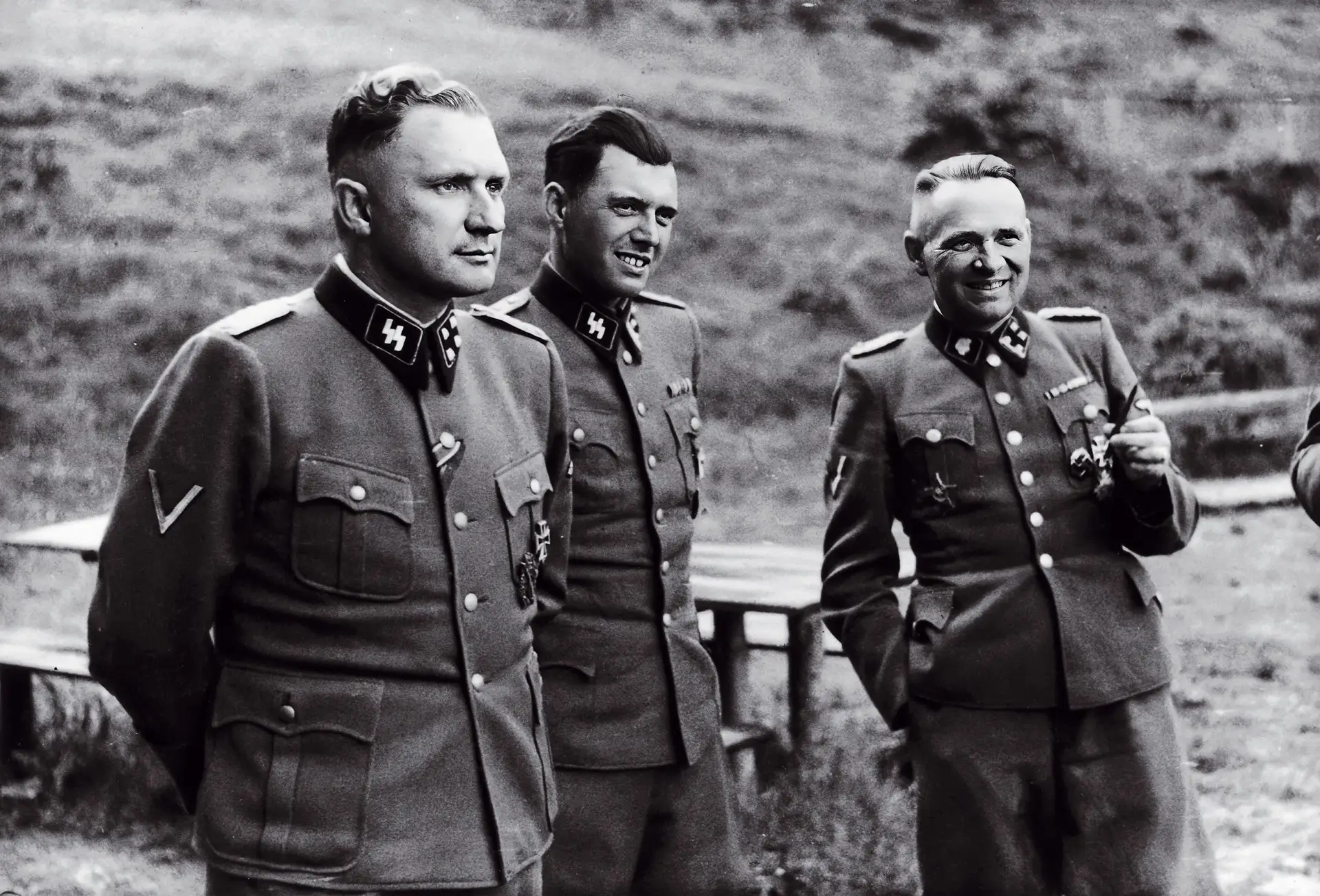 Josef Mengele (ao centro na foto) encontrou na máquina nazi a possibilidade de ‘estudar’ os gémeos. Após a guerra, escapou para a Argentina, o Paraguai e o Brasil, países que acolheram muitos assassinos do III Reich
