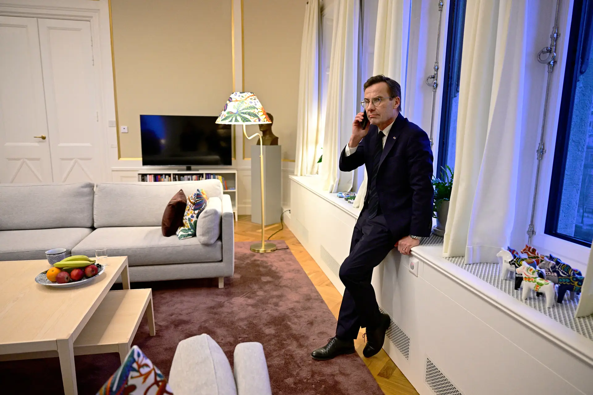 O primeiro-ministro da Suécia, Ulf Kristersson, fala ao telefone a partir da sede do governo em Estocolmo. O PM sueco recebe a informação de que o parlamento da Hungria votou sim para ratificar a adesão da Suécia à NATO