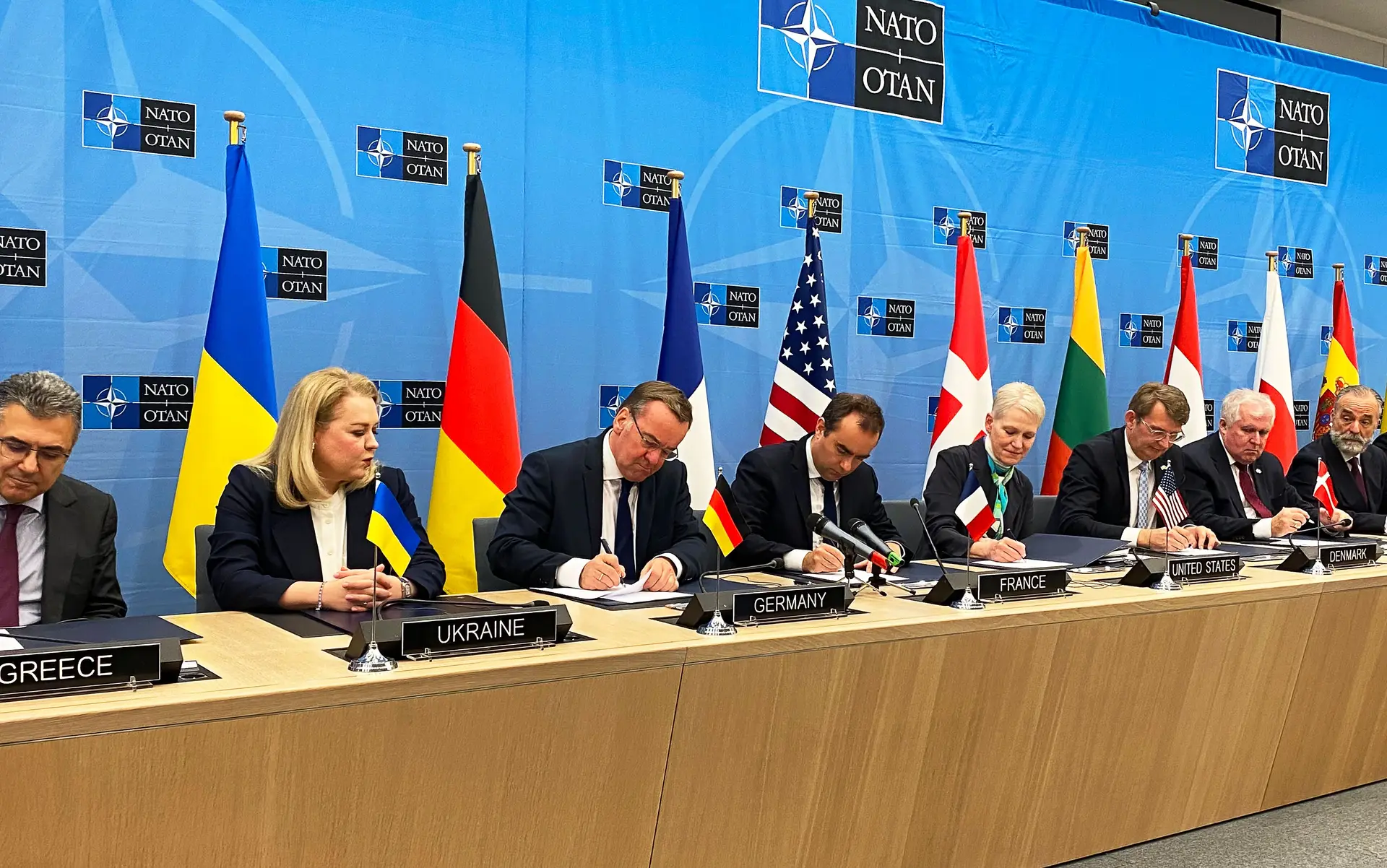 Representantes de vários países na sede da NATO, em Bruxelas