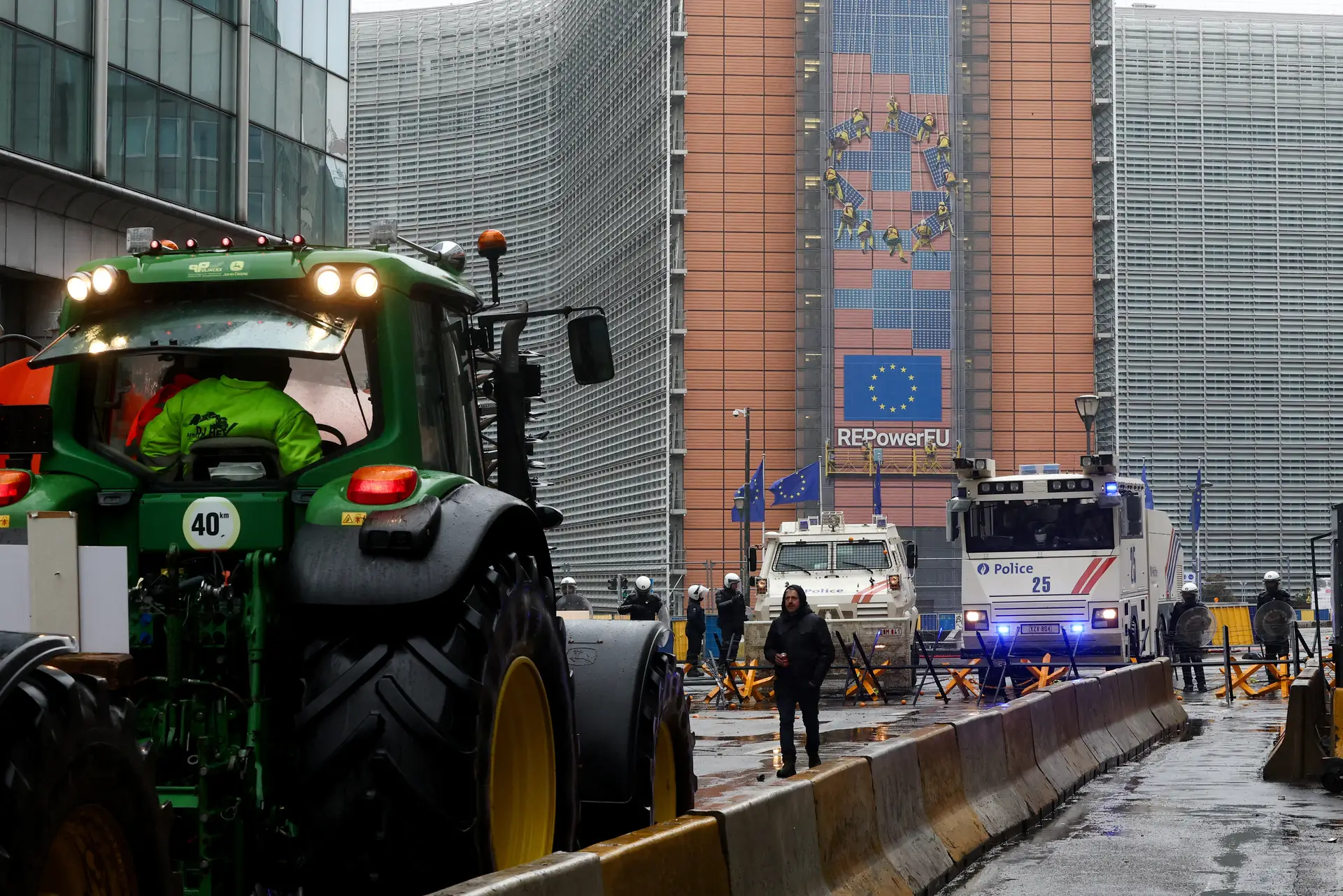 União Europeia: novas promessas e cedências para travar a fúria dos agricultores (que ainda não estão convencidos)