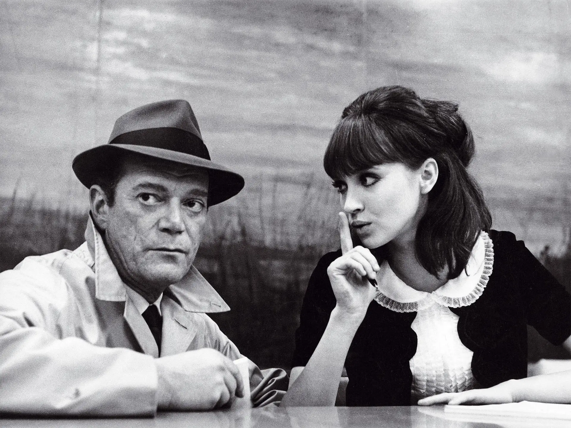 Eddie Constantine e Anna Karina em “Alphaville” (1965), cruzamento do film noir com ficção científica