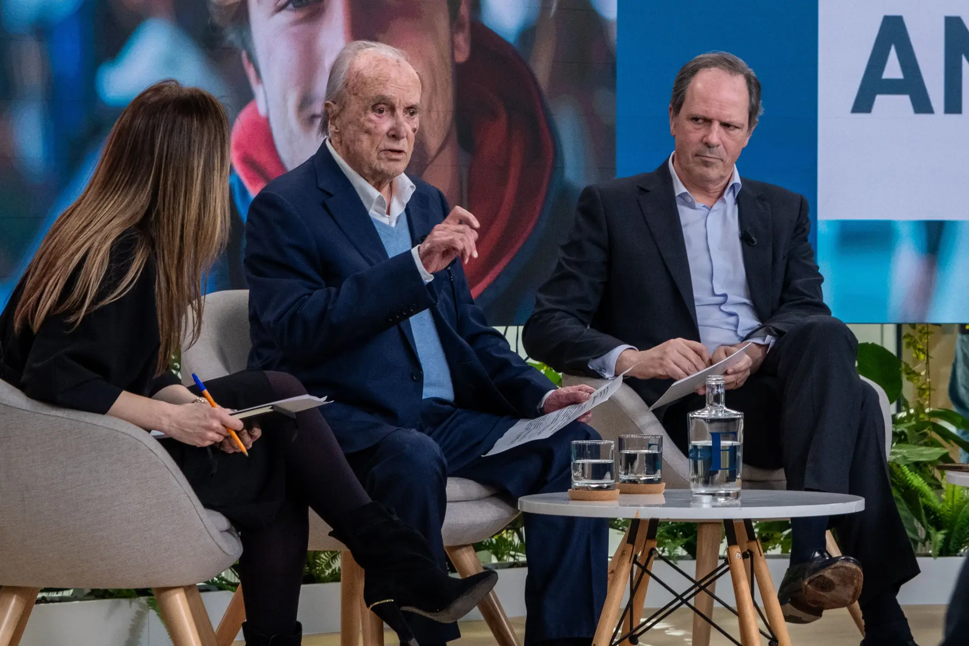 Cátia Mateus, Francisco Pinto Balsemão e Pedro Castro e Almeida, durante a gravação ao vivo do podcast "O CEO é o limite", no lançamento da 20ª edição do Primus Inter Pares