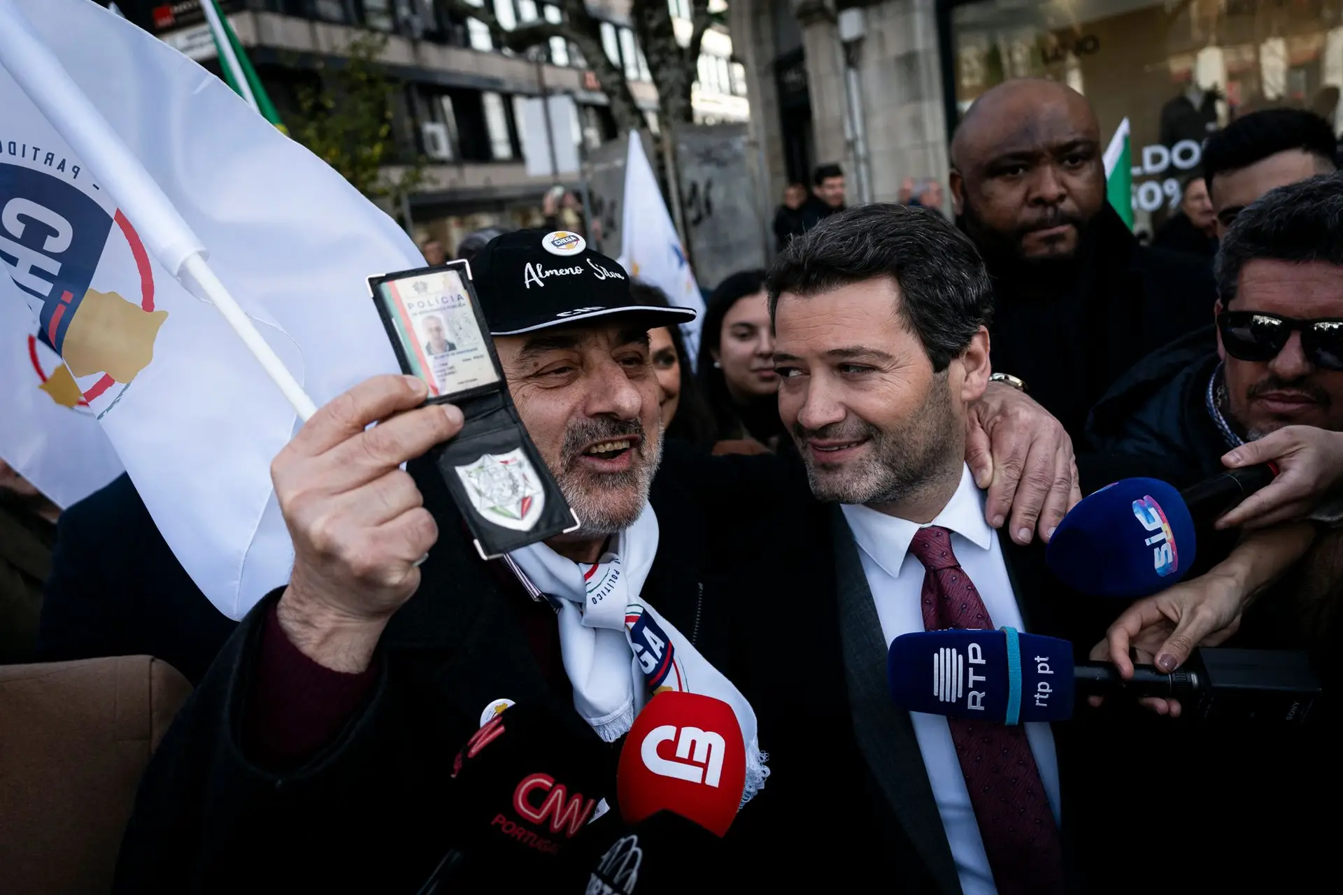 Um polícia fez questão de mostrar o crachá e abraçar André Ventura durante uma arruada em Braga, na campanha eleitoral