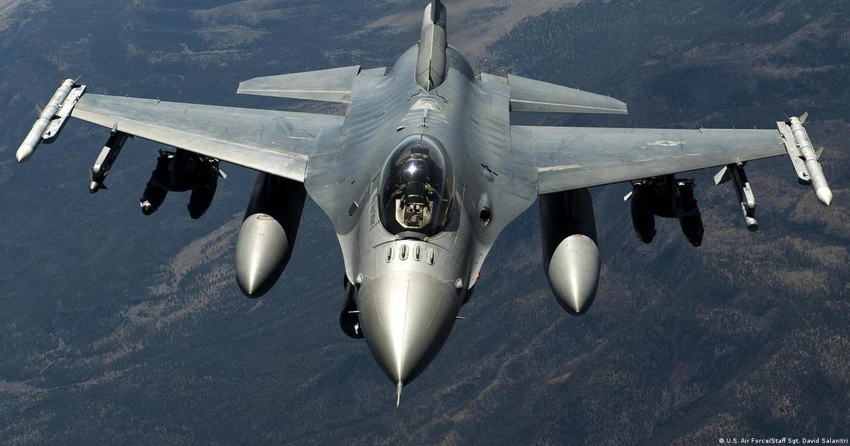 Países Baixos entregam três F-16 adicionais para formação de pilotos da Ucrânia na Roménia