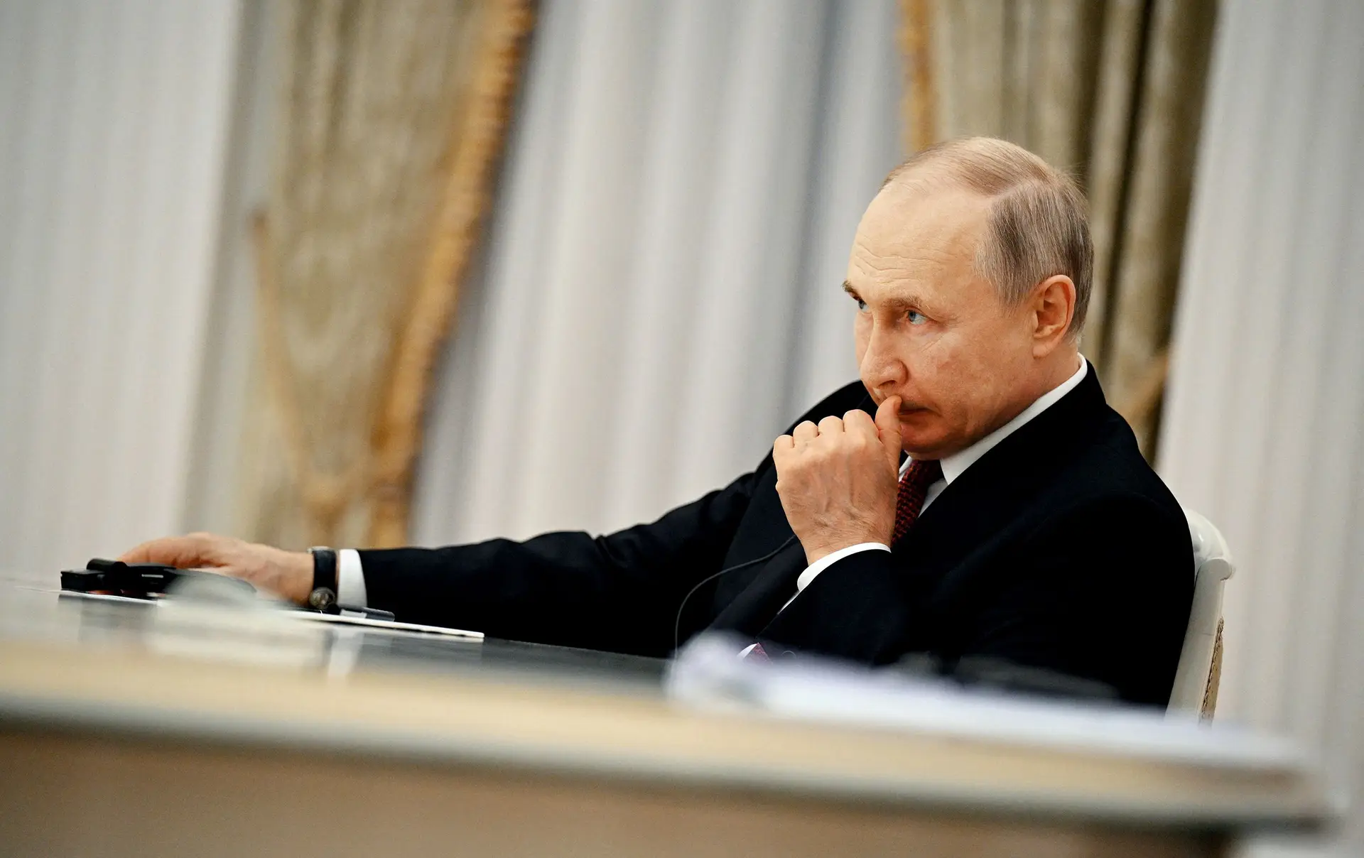 Putin contou com 1400 ‘navios-fantasma’ para ludibriar o teto no preço do ouro negro
