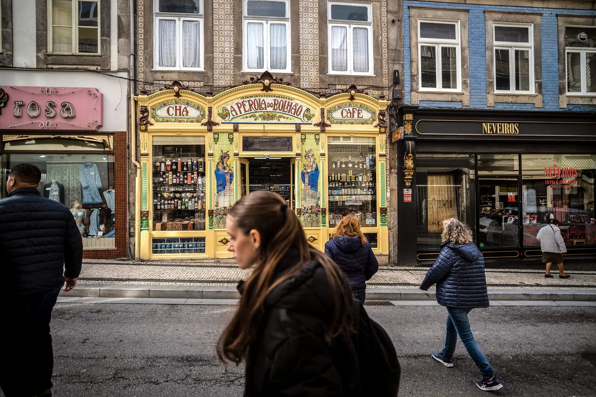 Na zona do Bolhão, no Porto, ainda se perfilam várias lojas com história, o que acaba por ‘emprestar’ um visual muito característico ao urbanismo comercial local