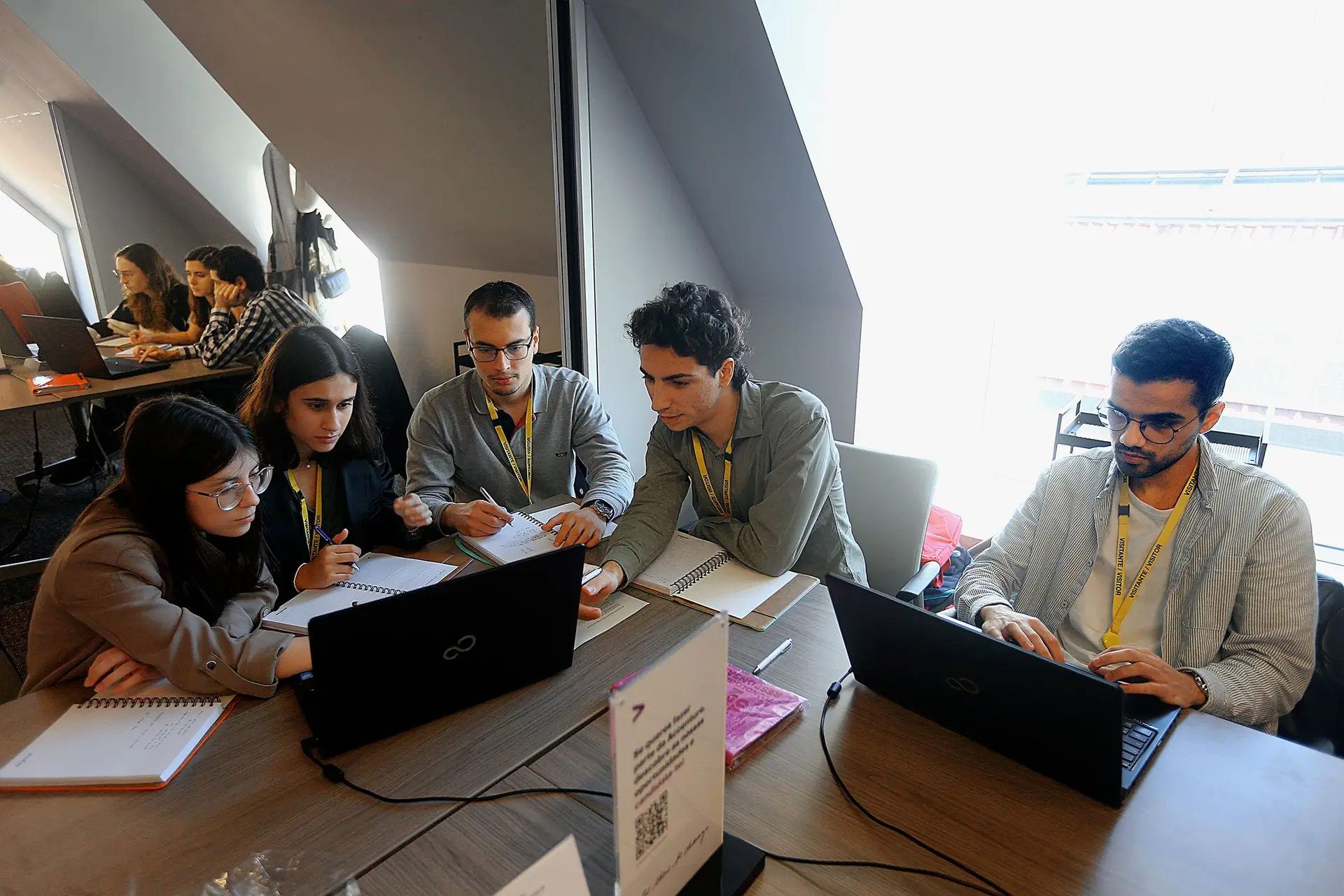 A equipa vencedora, a Accenture/Next Level, em pleno processo de trabalho, durante a final nacional