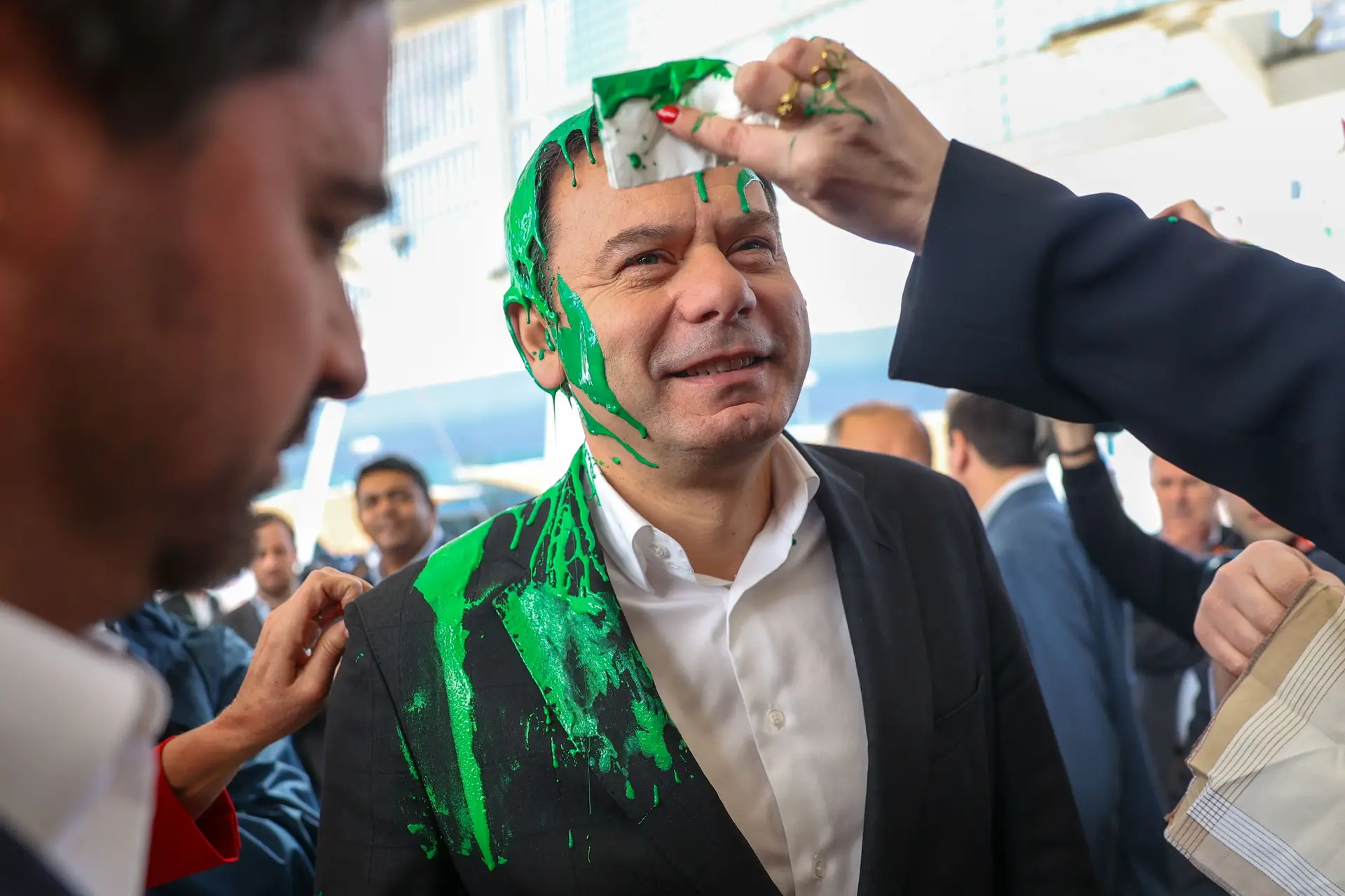 Com “a pele irritada no rosto e no pescoço”, Montenegro vai “formalizar ainda hoje” a queixa contra o ativista que o atingiu com tinta
