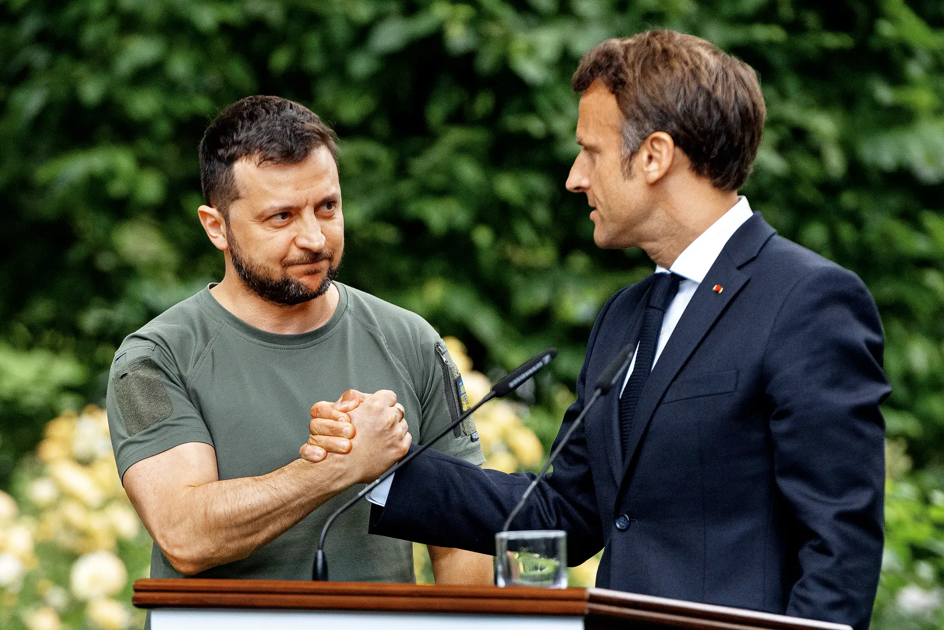 Encontro entre os presidentes ucraniano, Volodymyr Zelensky, e francês, Emmanuel Macron, há ano e meio em Kiev