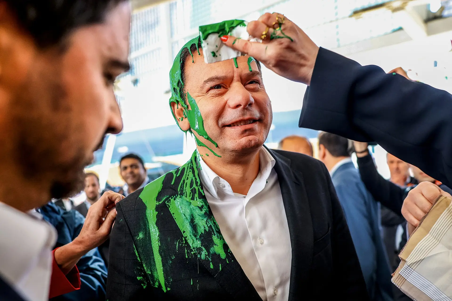 O líder da AD foi atingido com tinta numa visita à Bolsa de Turismo de Lisboa