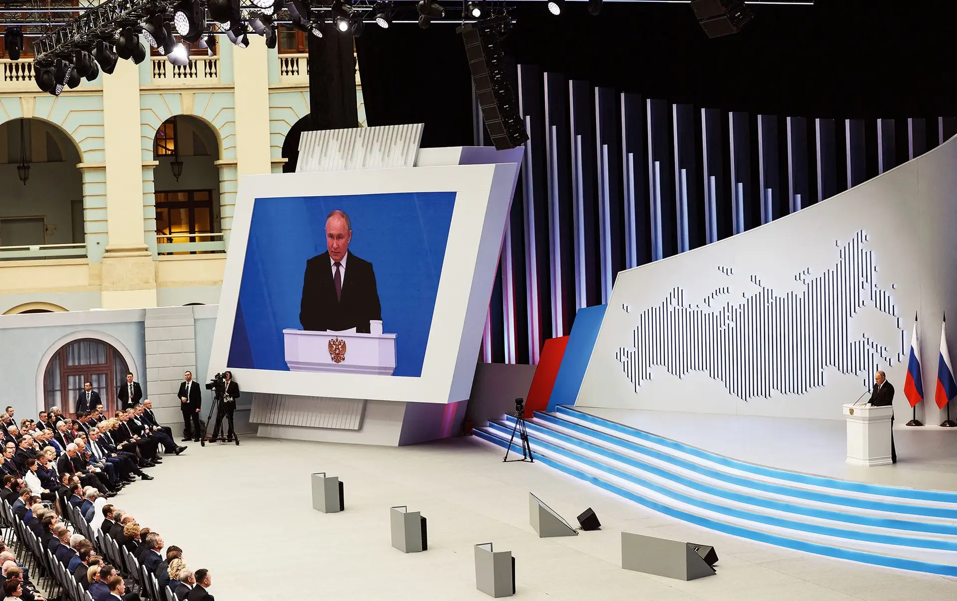 Putin parte para mais seis anos com avisos à NATO