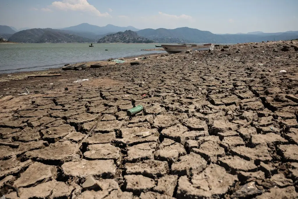 Chão seco da barragem Miguel Alemán, que se encontra a 30% da sua capacidade total, em Valle de Bravo, México