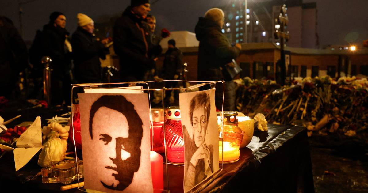 Homenagem a Navalny: dezenas de cidadãos russos concentrados junto à embaixada da Rússia em Lisboa