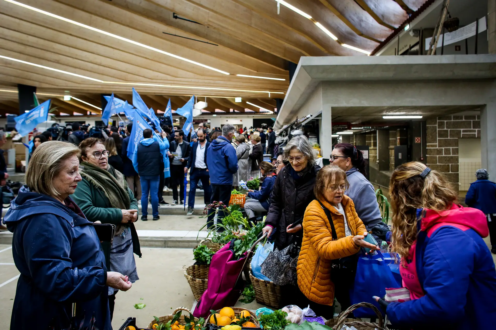 Legislativas 2024 - Militantes da Iniciativa Liberal, em ação de campanha no Mercado Municipal de Braga.