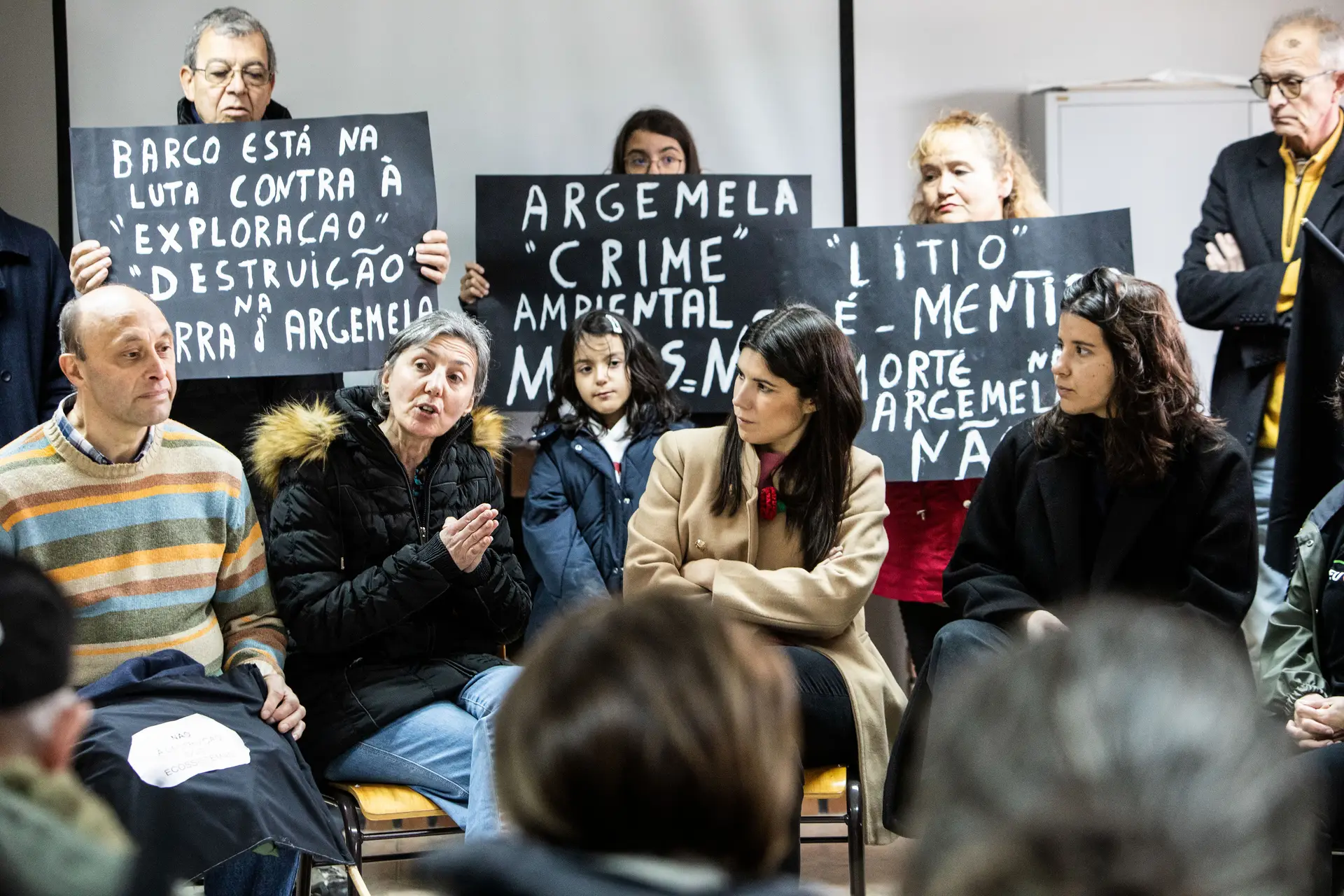 Mariana Mortágua escuta Gabriela Margarido, do Grupo pela Preservação da Serra da Argemela, num encontro com a população na aldeia de Barco