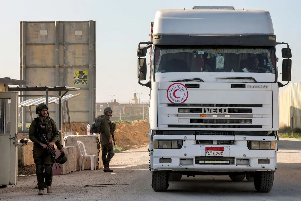 Um camião com ajuda humanitária fornecida pelo Crescente Vermelho Egípcio atravessa o posto de controlo israelita de Kerem Shalom, em dezembro