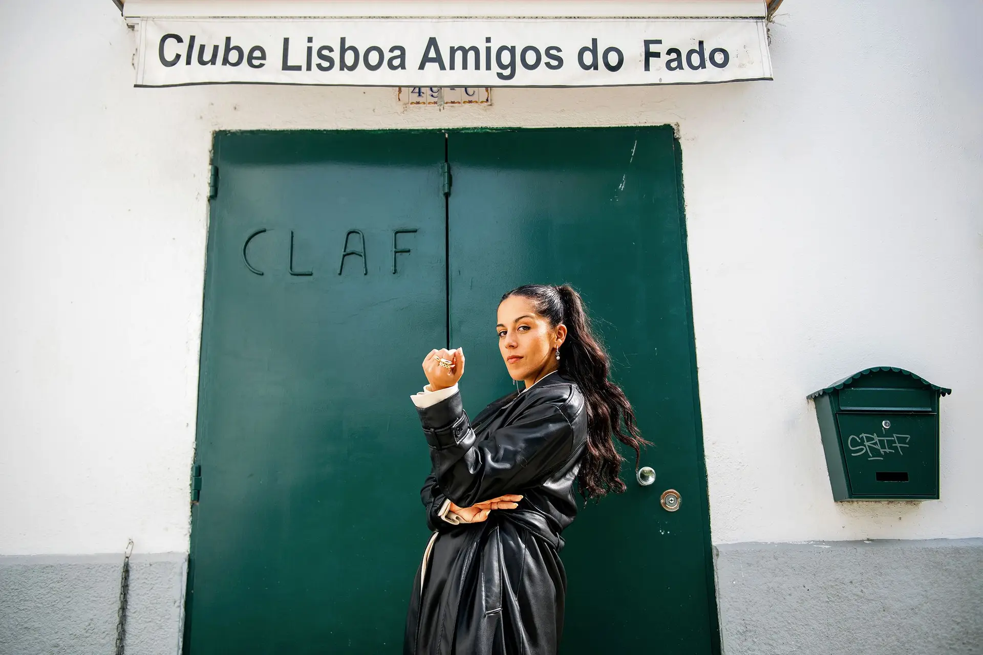 Foi à porta do Clube Lisboa Amigos do Fado, no bairro lisboeta de Chelas, que Sara Correia foi bater, aos 9 anos, em busca de um palco à altura dos seus sonhos