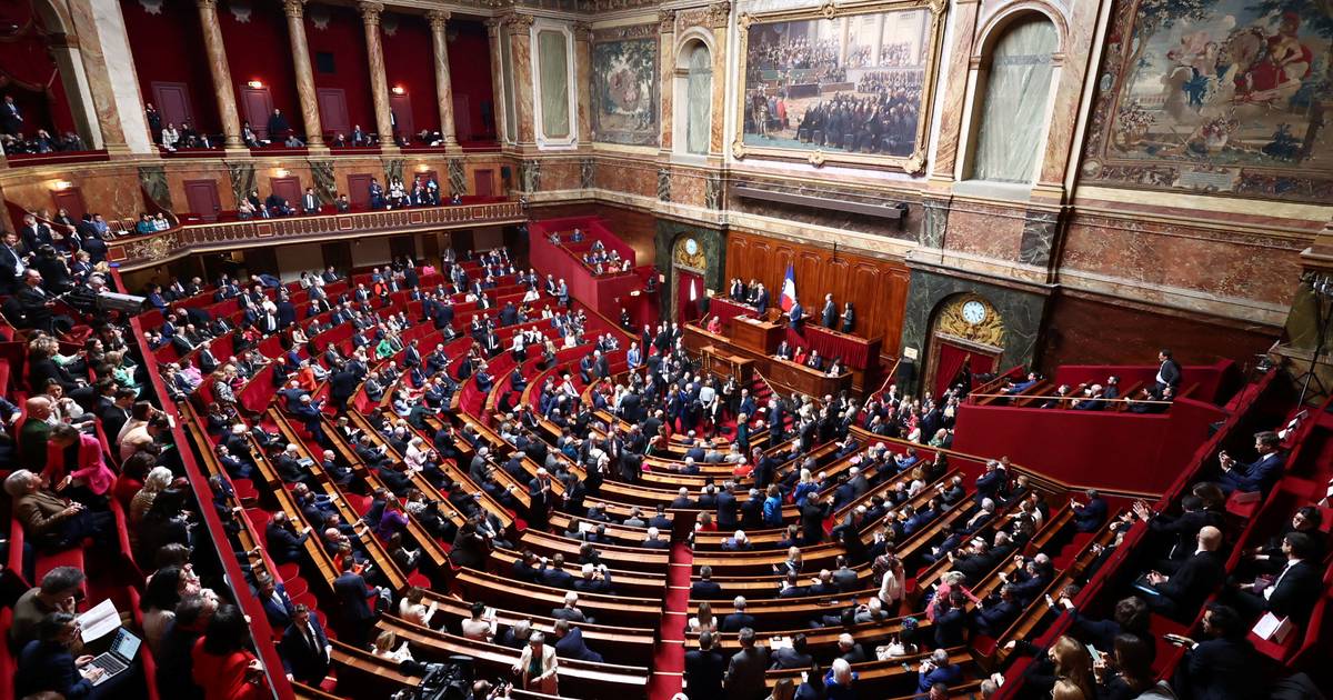 Congresso francês aprova inclusão de aborto na Constituição