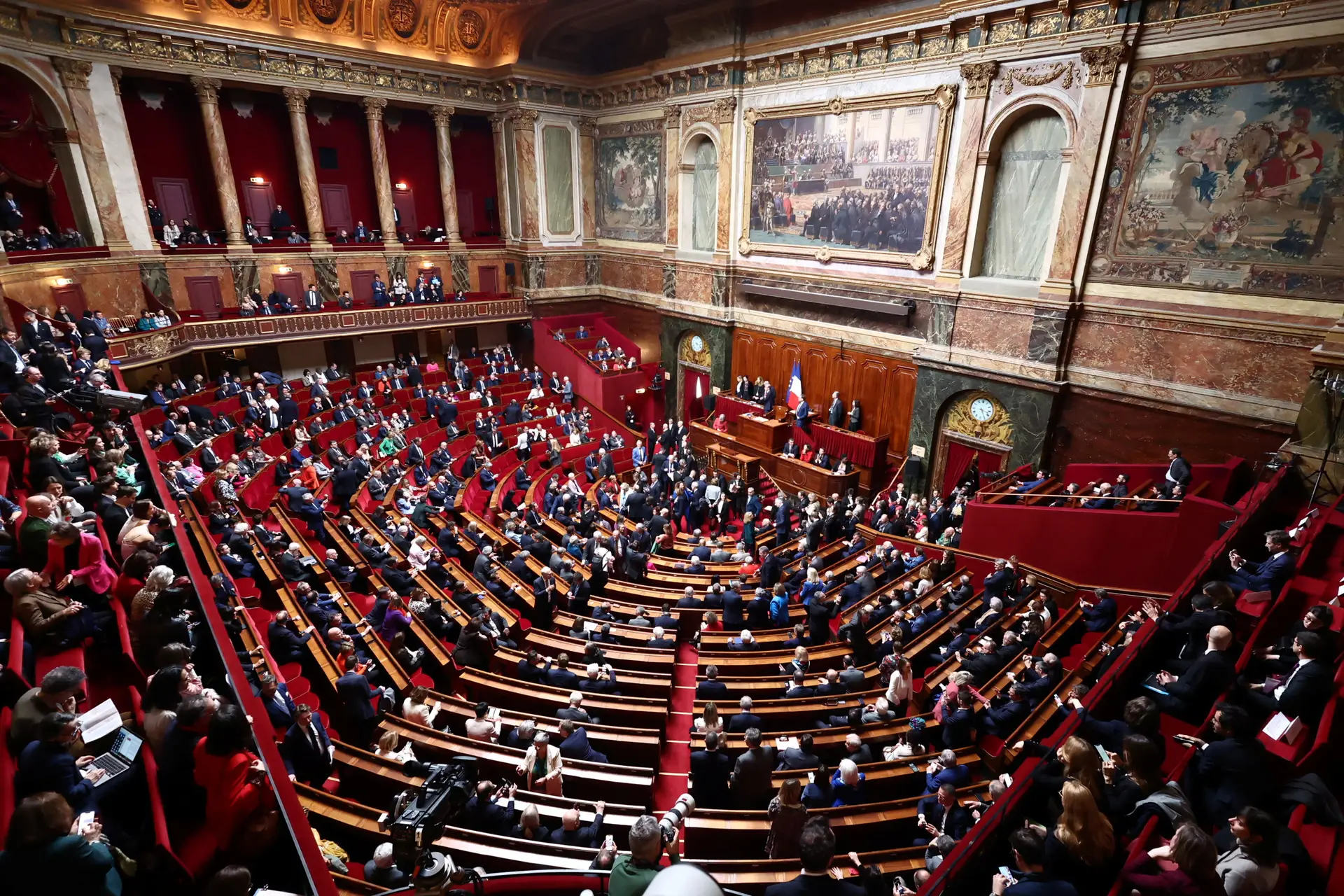 Congresso francês aprova inclusão de aborto na Constituição