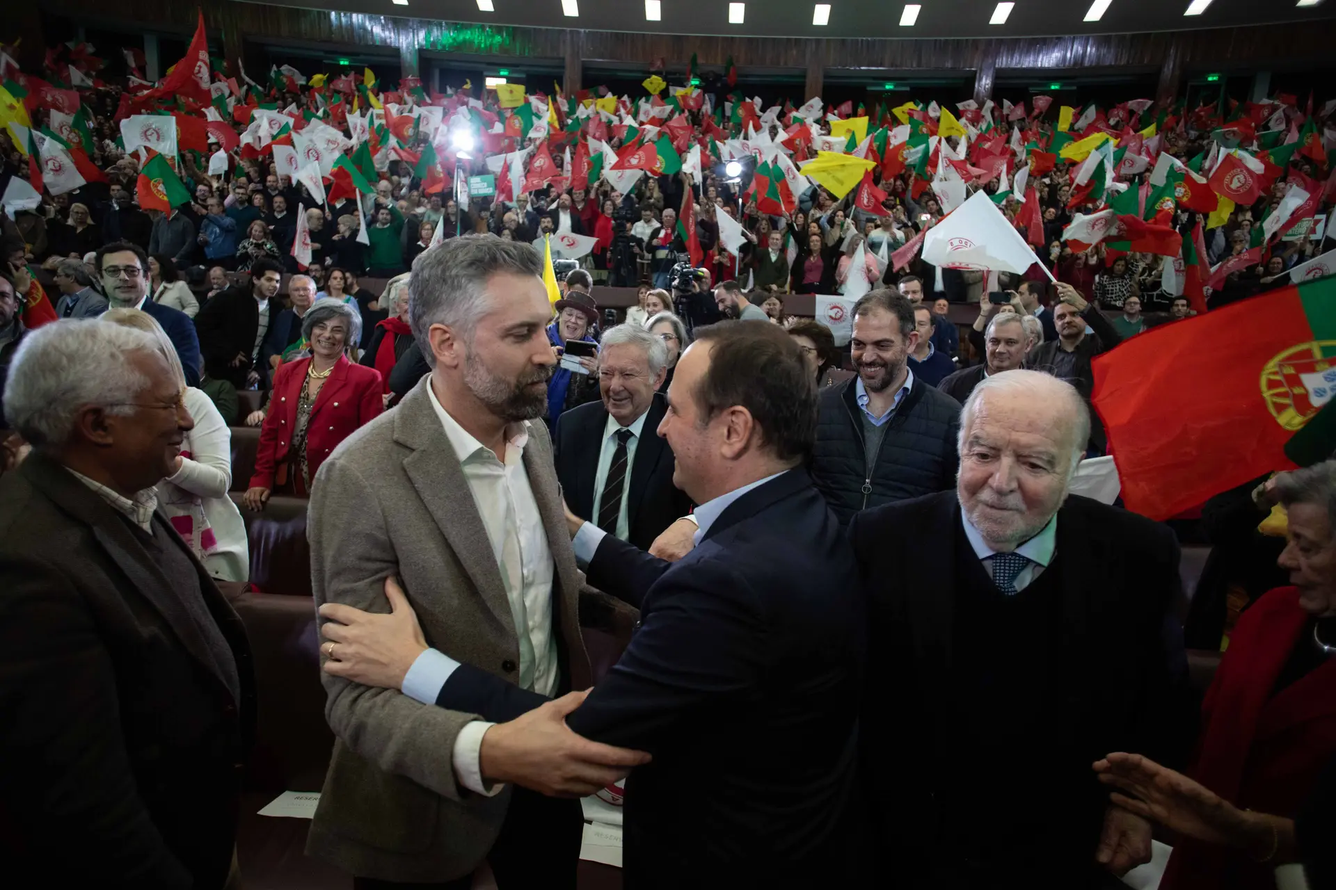 Averiguação preventiva: Fernando Medina defende Pedro Nuno e ataca Ministério Público 