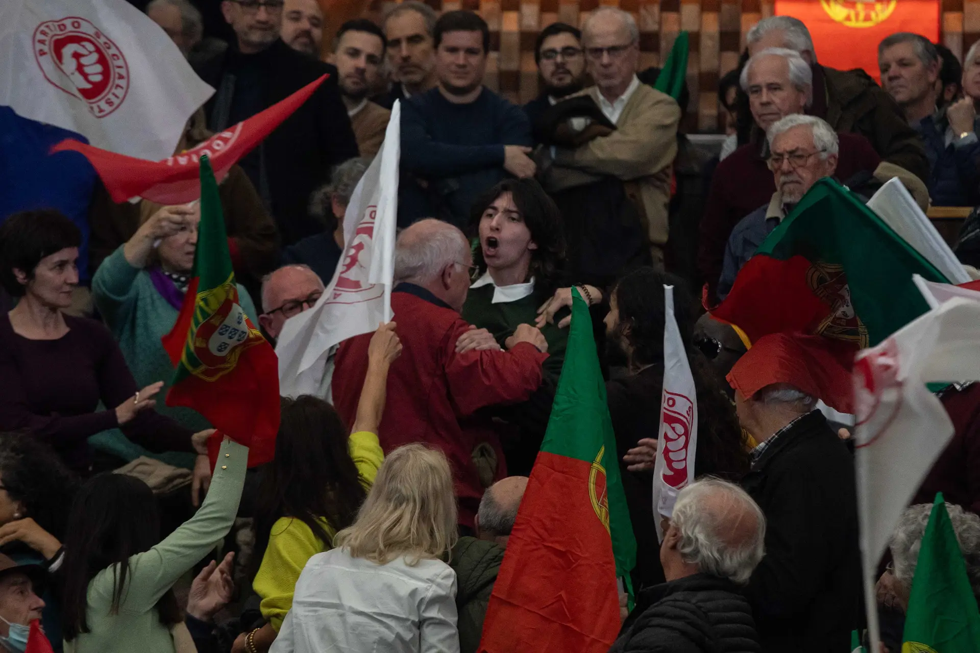 Chegou a hora da busca pelos indecisos. Montenegro quer conquistar eleitores do Chega e o PS quer ir atrás dos que têm dúvidas sobre AD