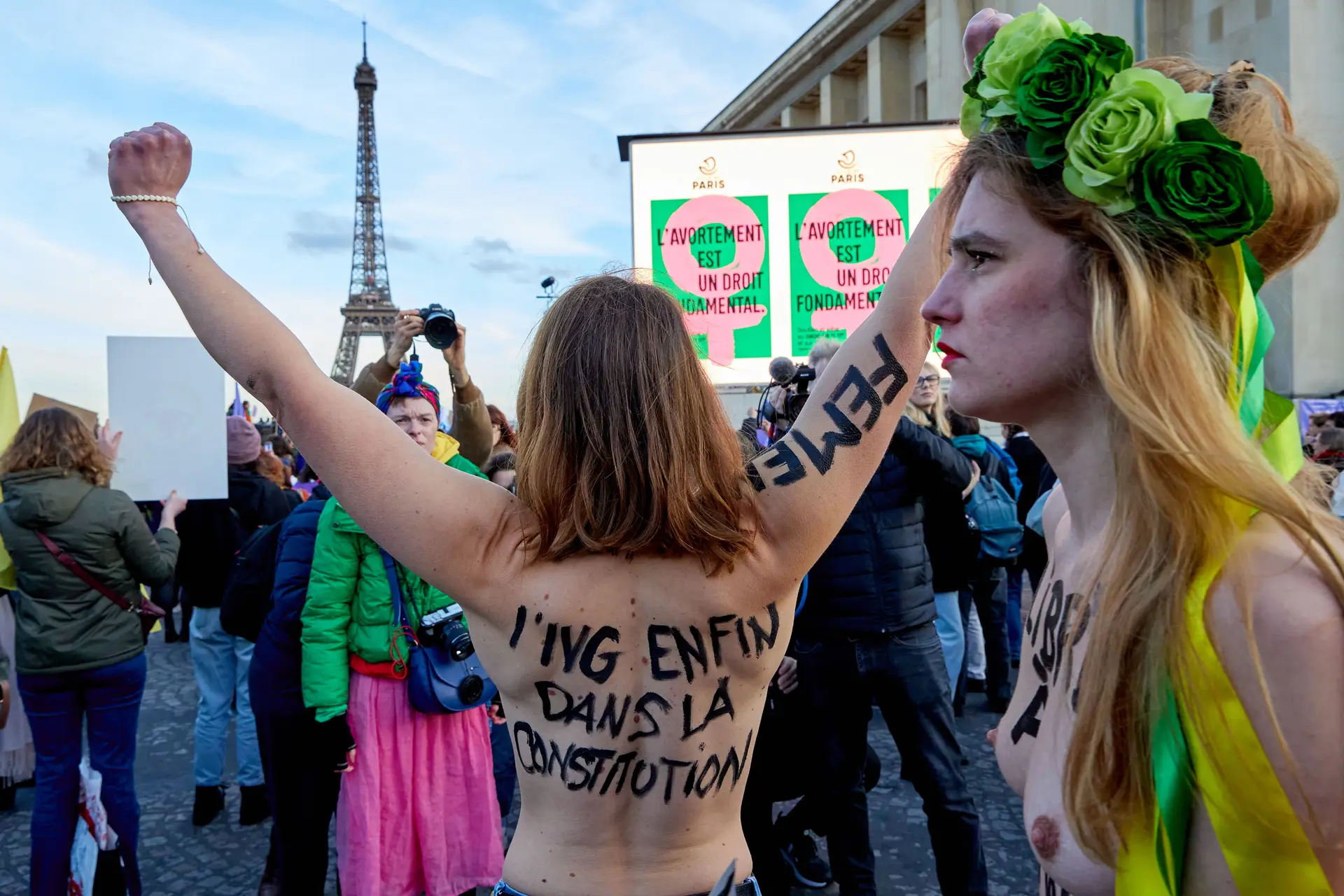 Na praça do Trocadéro, perto da torre Eiffel, em Paris, centenas de pessoas festejaram a decisão do Parlamento 