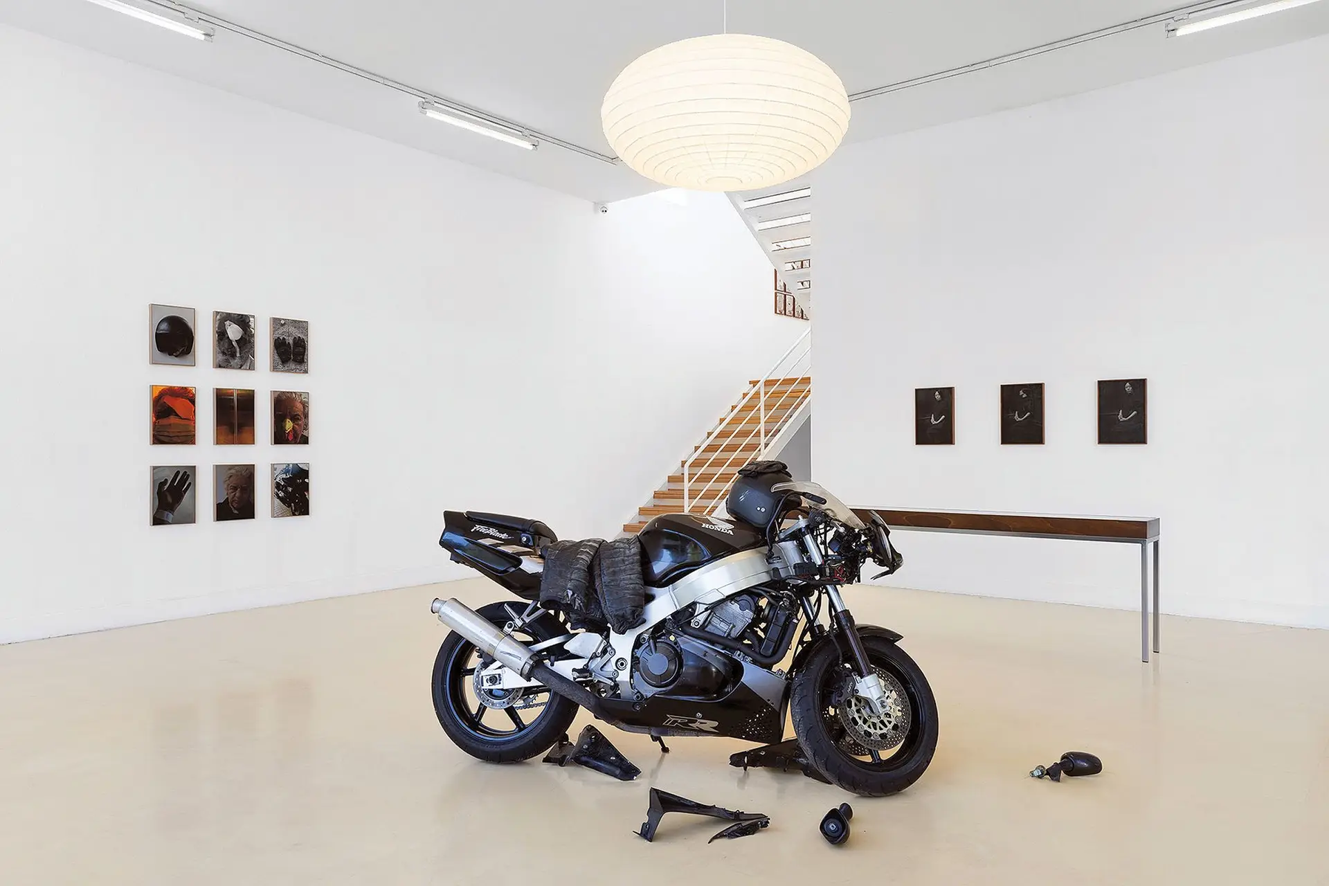 No centro do espaço, uma moto Honda invoca o acidente que quase tirou a vida a Albano Silva Pereira