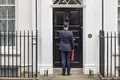 A mala vermelha do orçamento chega a Downing Street, em Londres