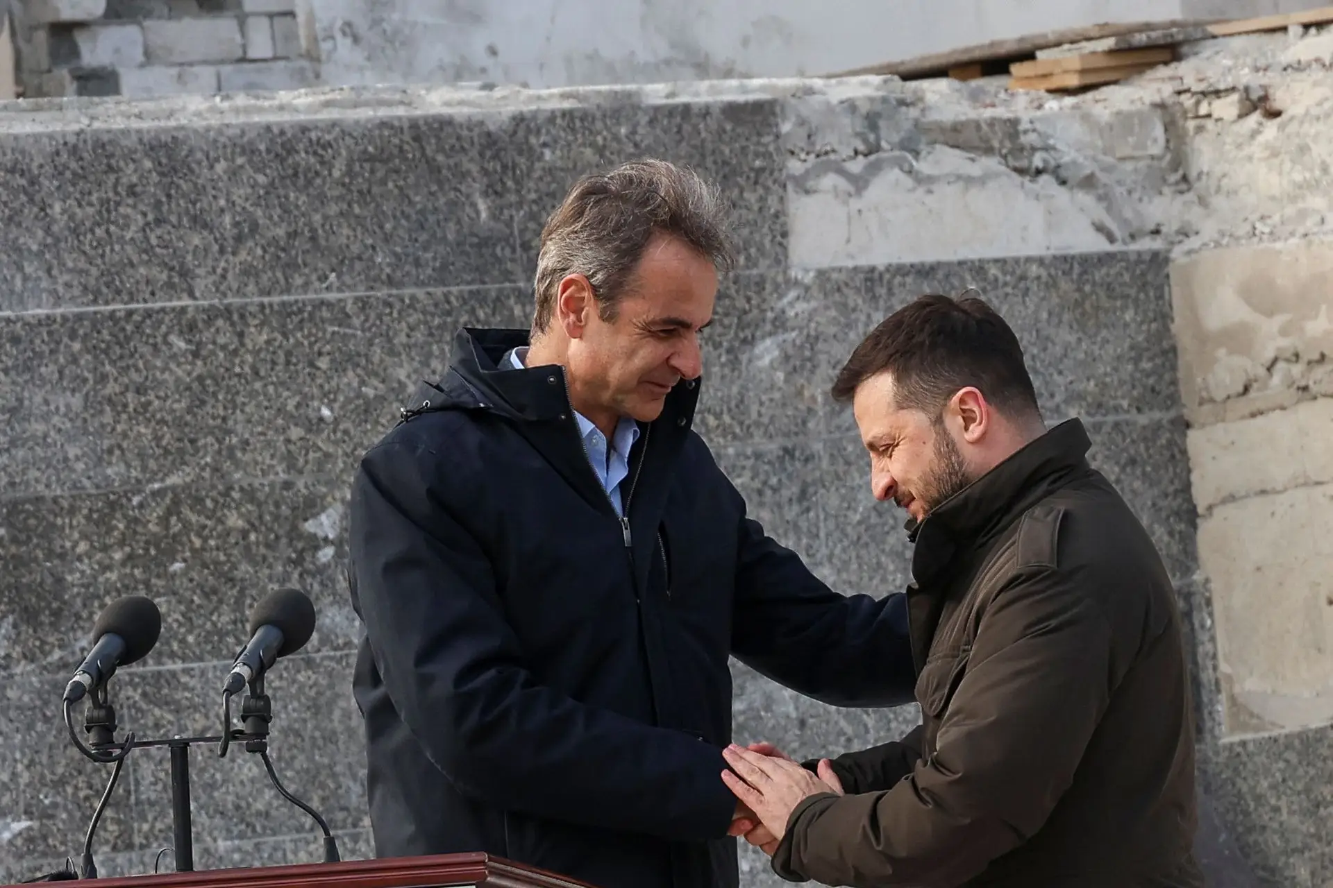 Forças russas atacam Odessa durante uma visita de Zelensky e do primeiro-ministro grego