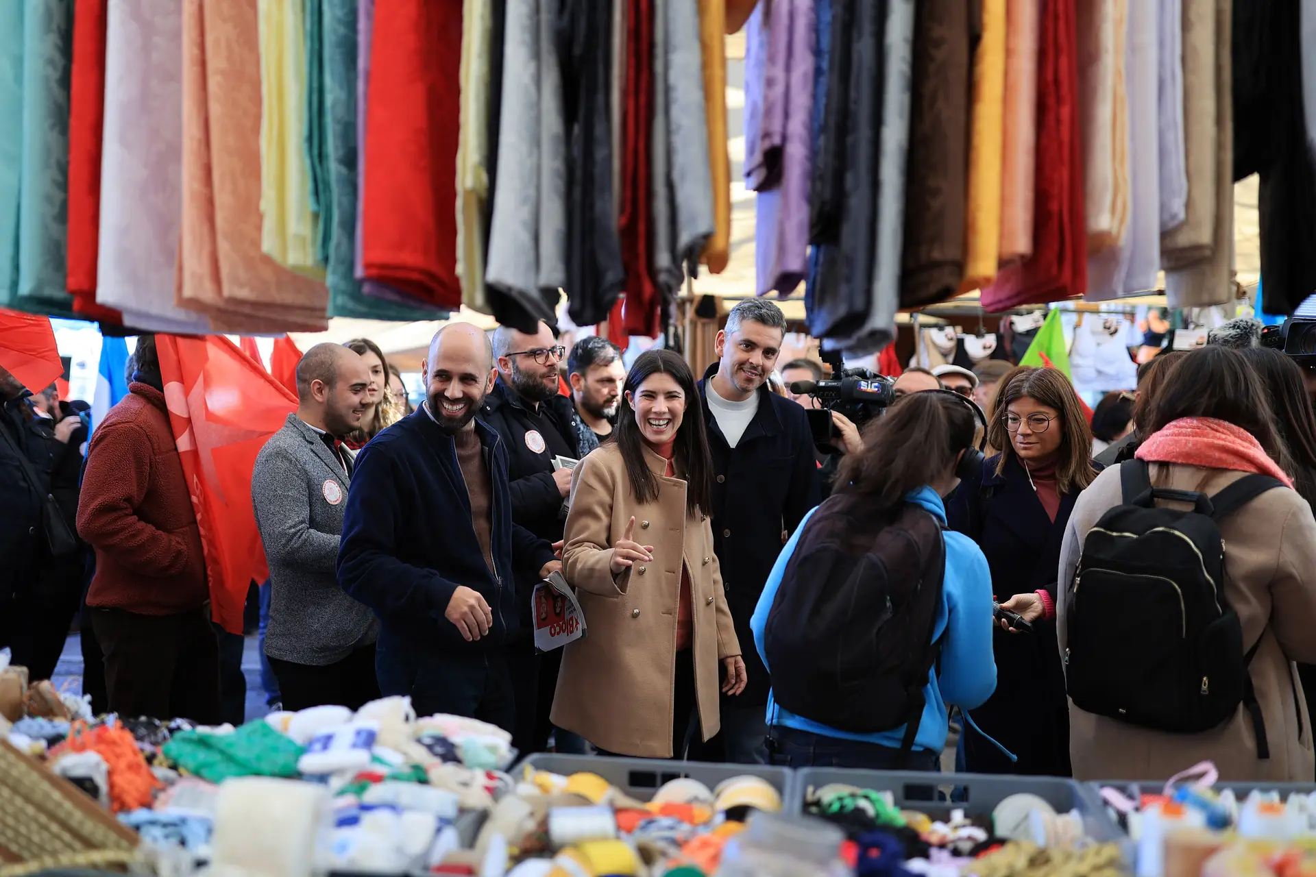 Mariana Mortágua durante visita à Feira de Famalicão