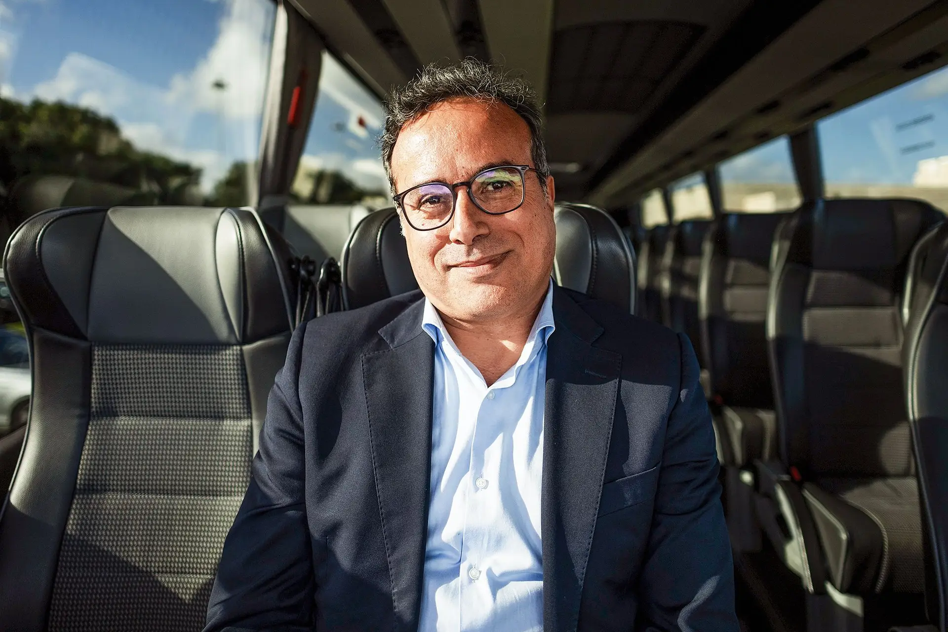 Sérgio Soares num dos autocarros que a Transdev aluga
