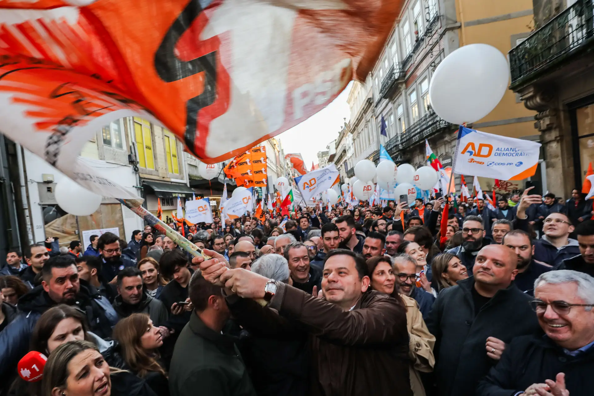 Luís Montenegro com militantes da AD em arruada no Porto durante a campanha eleitoral para as legislativas de março