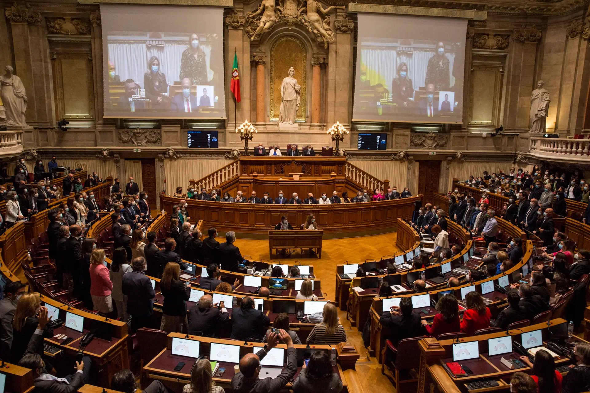 Momento em que a Assembleia da República chumba a proposta de orçamento de Estado para 2022, que acarretaria a antecipação das legislativas. Foi a única vez que o Parlamento rejeitou um orçamento de Estado