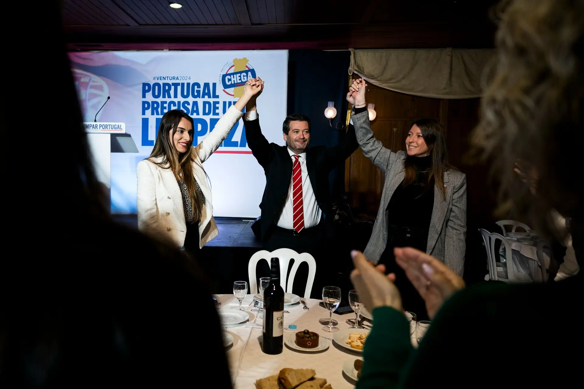 André Ventura no distrito de Setúbal, com Rita Matias à esquerda - a "luz e futuro" do partido - e com Patrícia Carvalho à direita, a diretora de comunicação que lhe faz os vídeos para as redes sociais e que foi eleita deputada