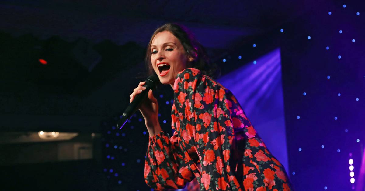 Sophie Ellis-Bextor presta homenagem a vítimas do massacre de 2015 antes de cantar ‘Murder On The Dancefloor’ no Bataclan