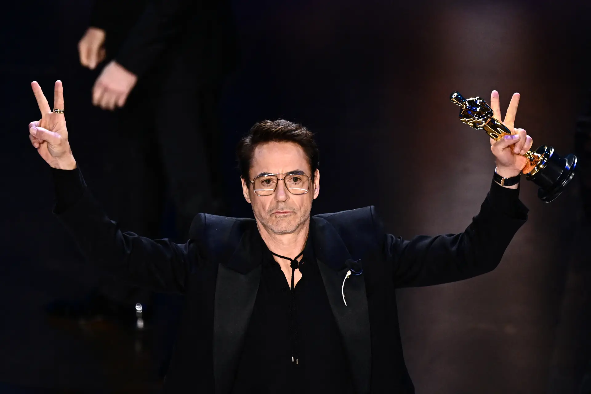  Robert Downey Jr. recebe o Óscar de Melhor Ator Secundário